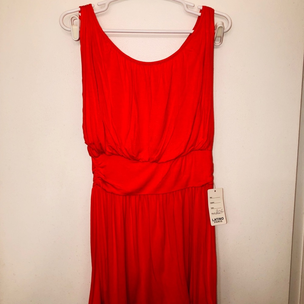 Cotton dress, with fitted waist.